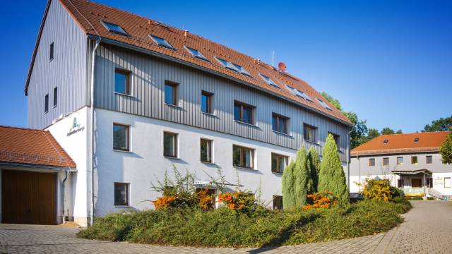 Ansicht auf Jugendherberge bei strahlend blauem Himmel