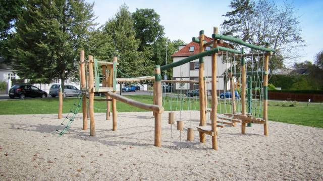 Klettergerüst aus Holz, balancieren
