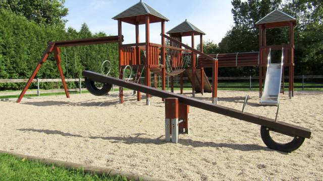 großer Spielplatz mit Wippe, Klettergerüst und Reifenschaukel
