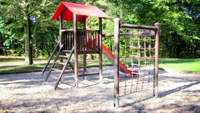 Spielplatz Steingrundweg, rotes Dach, Klettergerüst aus Holz