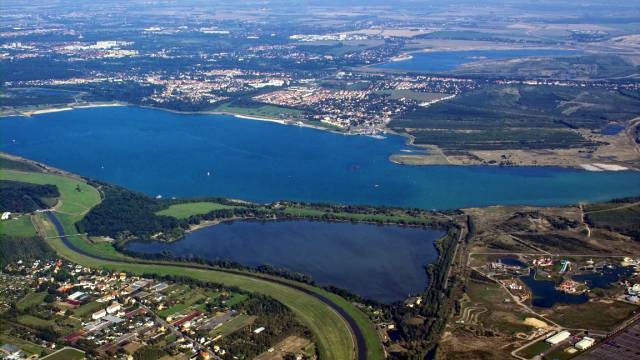 Elsterstausee (unten), Cospudener See (mittig), Markkleeberger See (oben) Draufsicht auf drei Seen im Neuseenland
