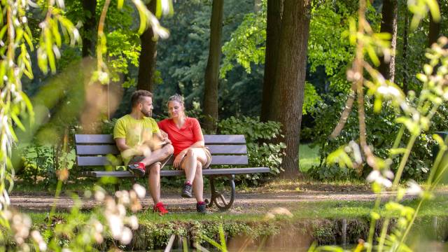 am Ententeich im Kurpark Kurgäste sitzend auf einer Parkbank im Kurpark Bad Lausick