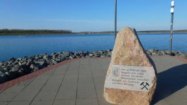 Zwenkauer See Blick auf den Zwenkauer See mit Gedenktafel davor